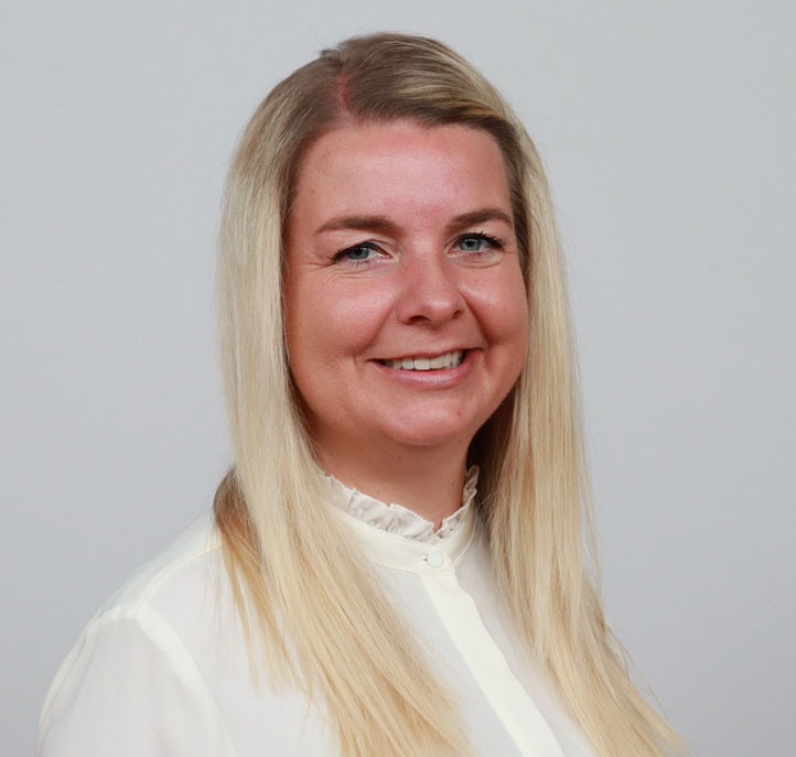 Frau Charis Bolloff, Personalmarketing bei Liebherr-MCCtec Rostock „Egal ob jemand in Elternzeit ist, sich krankgemeldet hat oder nur zu bestimmten Zeiten vor Ort anwesend ist – über die App bleiben wir immer in Kontakt.“ Charis Bolloff, Personalmarketing
