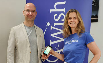 LOLYO Mitarbeiter-App CEO, Thomas Mörth und Make-A-Wish CEO Mag. Birgit Fux feiern die gemeinsame Partnerschaft