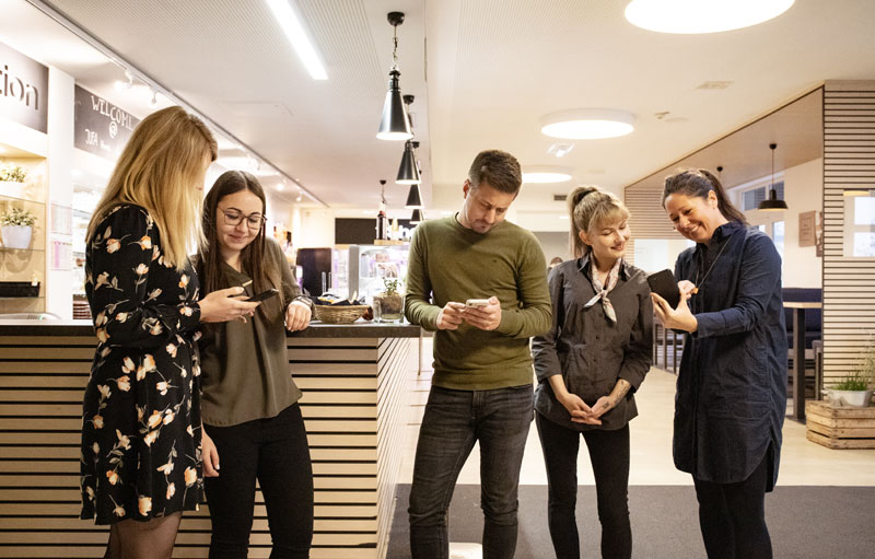 JUFA Mitarbeitende mit der JUFA App, dem neuen mobilen Social Intranet von LOLYO JUFA Mitarbeitende mit der JUFA App, dem neuen mobilen Social Intranet von LOLYO