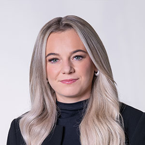 „Heute sind unsere Abteilungen und auch die verschiedenen Persönlichkeiten in unserem Betrieb enger vernetzt. Die Information kommt dort an, wo sie gebraucht wird.“ – Lisa Bartsch, BSc, Personalmanagement und Marketing