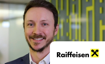 Mitarbeiter-App Success Story Vorarlberger Raiffeisenbanken - Portrait Christopher Metzler - Logo