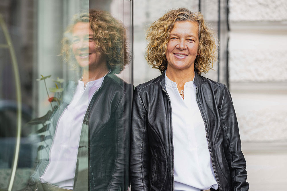 Irmgard Querfeld, Geschäftsführerin der Familie Querfeld Consulting GmbH, nutzt die Mitarbeiter-App als visionäre Employee Experience und schafft so Arbeitsplätze, an denen Menschen gerne bleiben und wachsen. Vorschaubild
